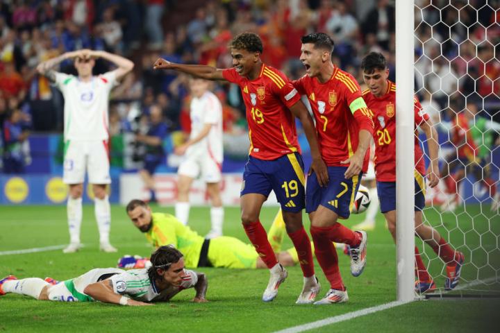 España celebra el 1-0 tras el autogol de Calafiori