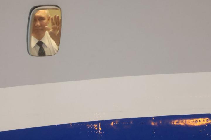 Putin saluda desde el avión antes de despegar de Corea del Norte hacia Vietnam.