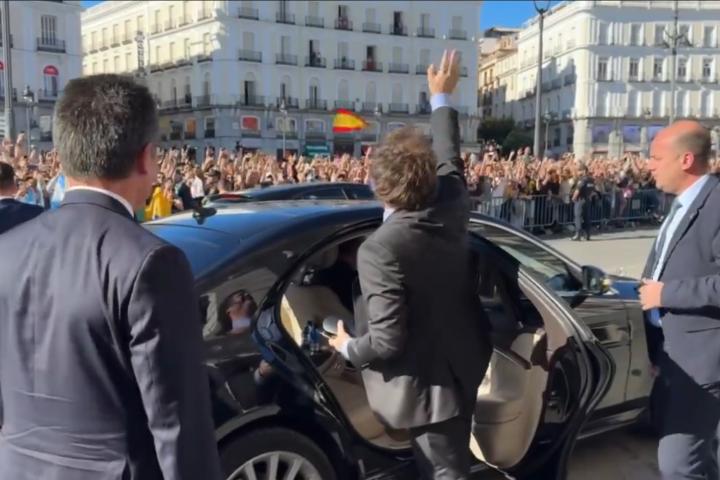 Javier Milei saludando desde la puerta de la Real Casa de Correos de Madrid.