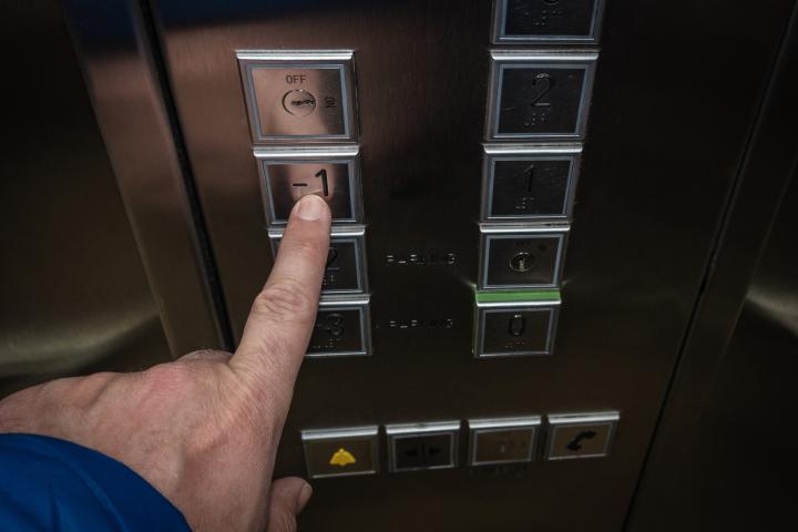Una persona en un ascensor.