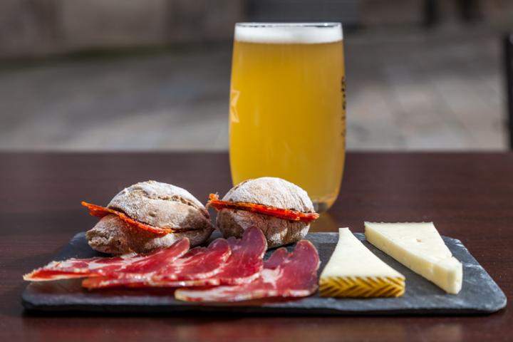 Imagen de archivo de una caña de Estrella Galicia con tapa, en Santiago de Compostela.