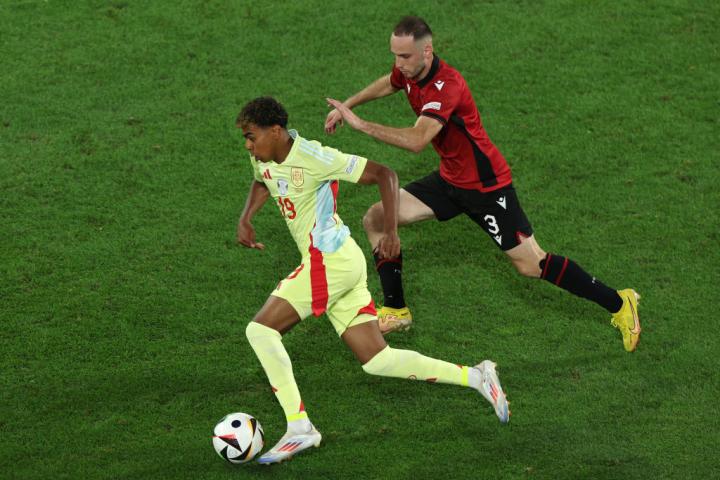 Lamine Yamal se va de Mitaj en el duelo ante Albania