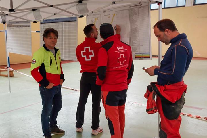 Puesto de mando avanzado instalado en el polideportivo de La Gándara activado para la búsqueda de los dos espeleólogos que se adentraron el sábado en la cueva Garmaciega-Sima del Sombrero, en la localidad cántabra de Soba.