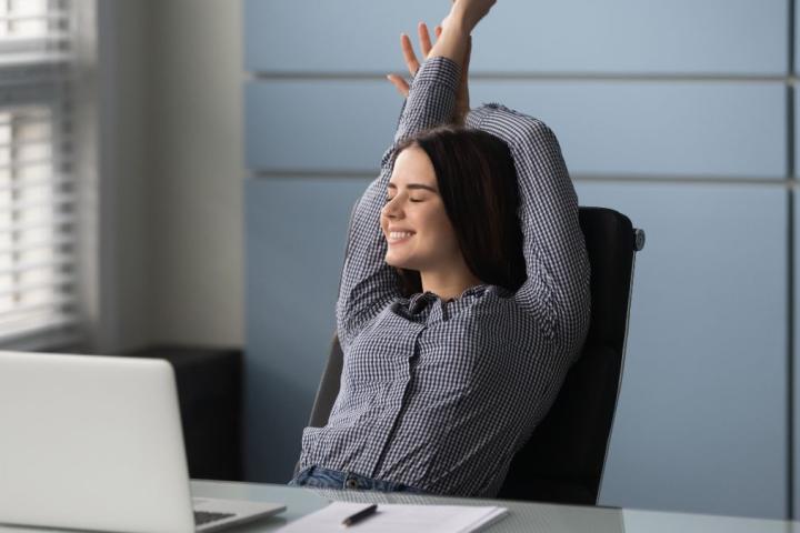 Una buena silla-ergonómica ayuda a mantener la postura de la espalda