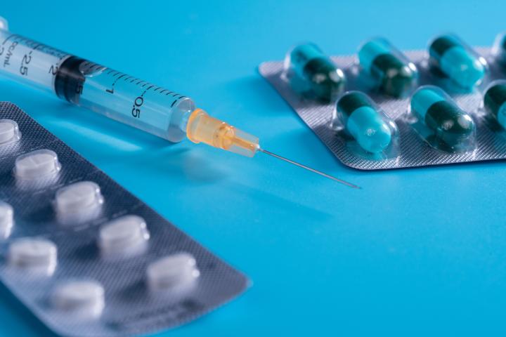 Imagen de archivo de pastillas e inyecciones.