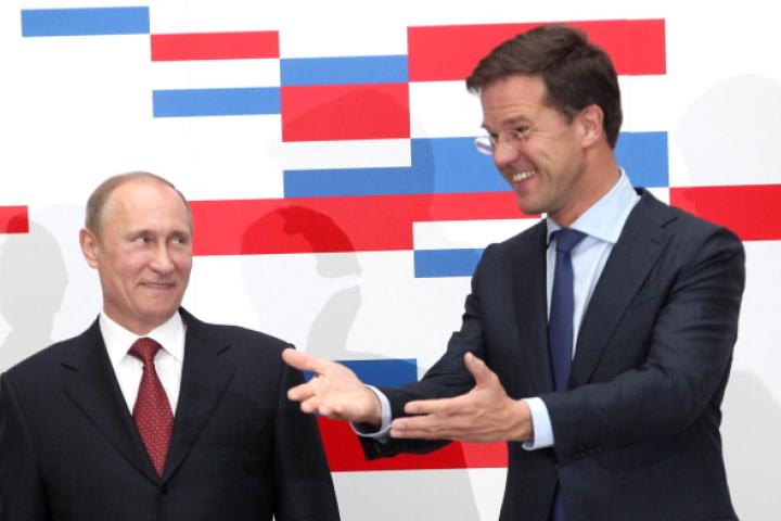 Imagen de archivo de 2012 por aquel entonces primer ministro neerlandés Mark Rutte -actualmente elegido como secretario general de la OTAN- y el presidente ruso, Vladímir Putin, quien sigue en el cargo desde entonces.