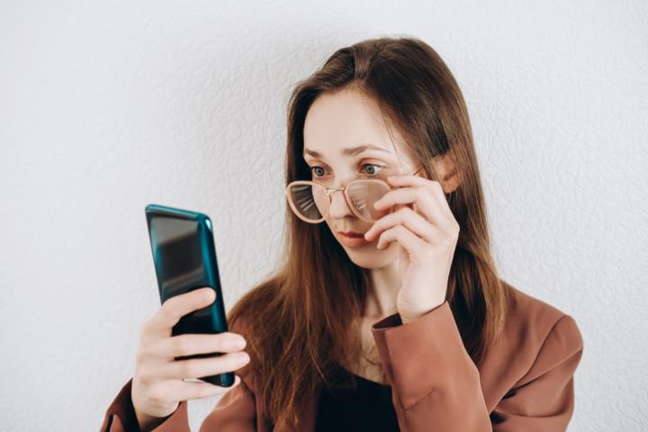 Imagen de archivo de una persona sorprendida tras ver algo en su móvil.