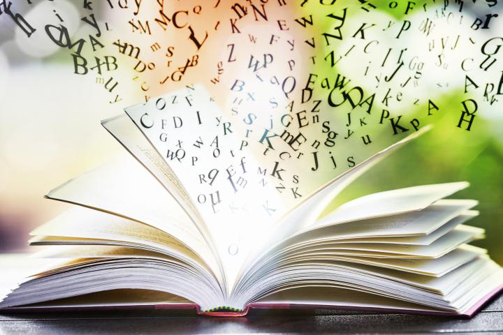 Letras saliendo de un libro.