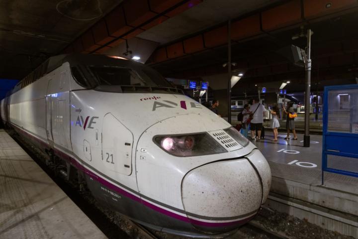 Un AVE de Renfe entra en la estación de tren de Marsella, procedente de Madrid.