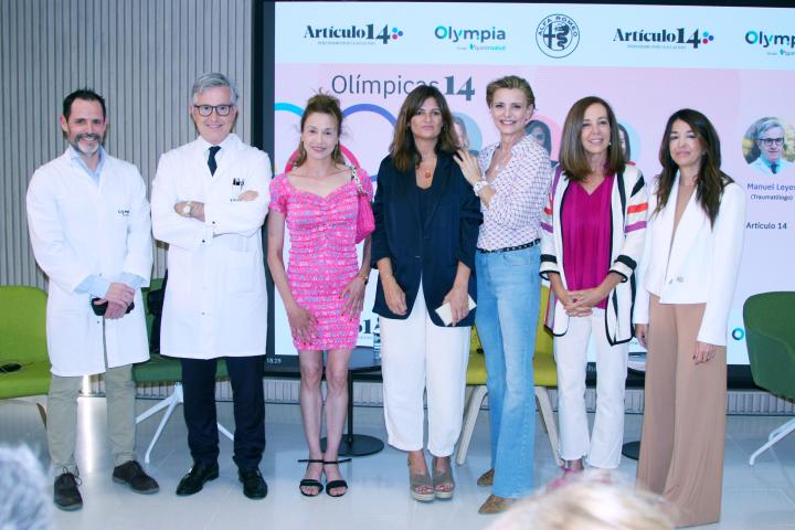 Foto de familia del acto 'Olímpicas 14' de Artículo 14