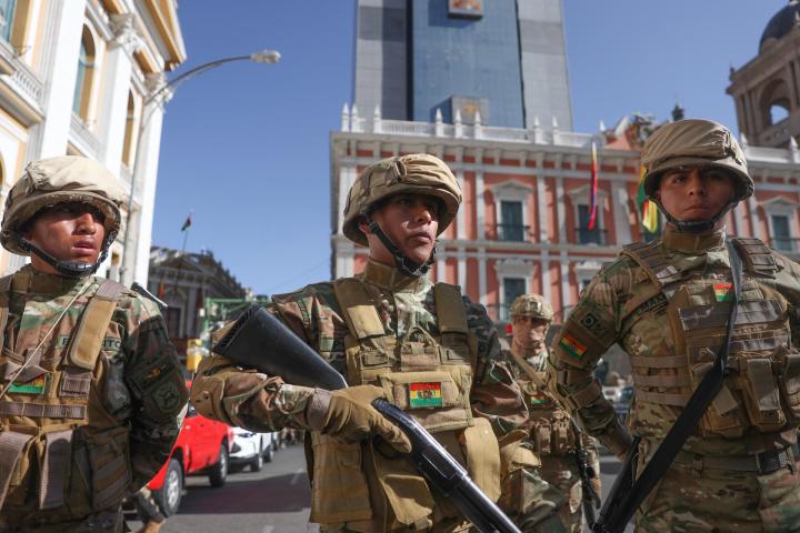 Militares bolivianos, armados, participan en el intento de golpe de Estado en Bolivia.