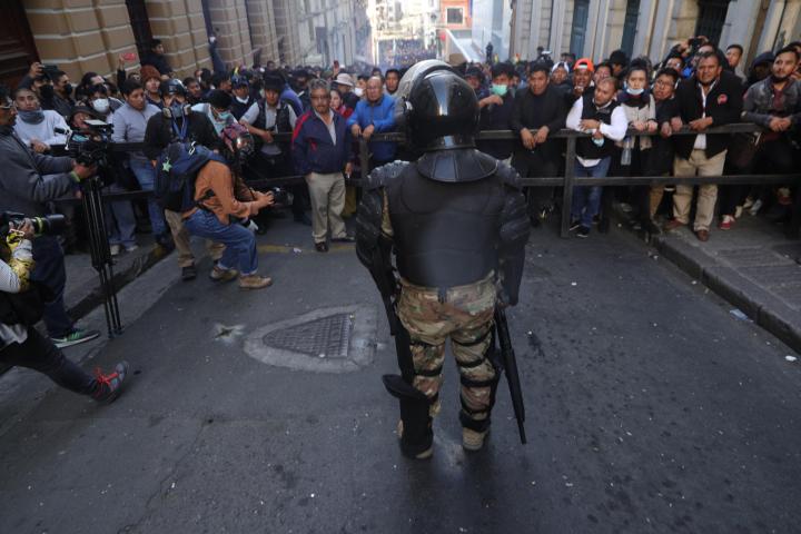 Seguidores de Luis Arce protestan contra los militares golpistas de Bolivia.