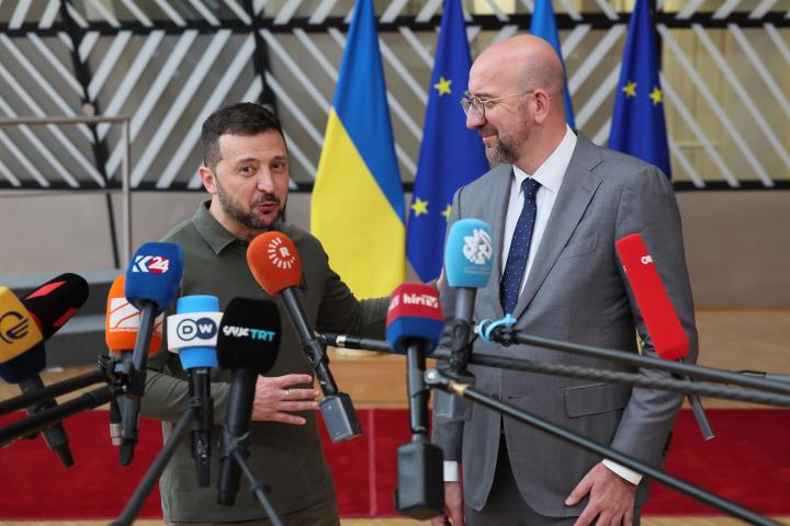 Volodimir Zelenski, con Charles Michel a la entrada del Consejo Europeo