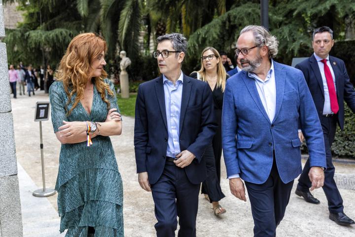 alt="alt="El ministro Felix Bolaños junto a Pilar Gil, Directora Financiera de PRISA, y Juan Canton, Director General de Prensa en PRISA.""