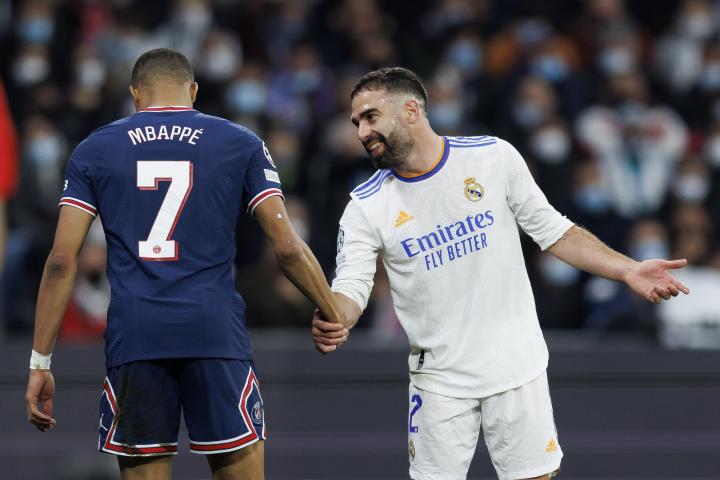 Foto de archivo de Dani Carvajal saludando a Kylian Mbappé.