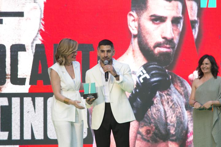 alt="alt="Ilia Topuria recibió otro de los premios de la mano de la Ministra de Educación y Deporte, Pilar Alegría.""