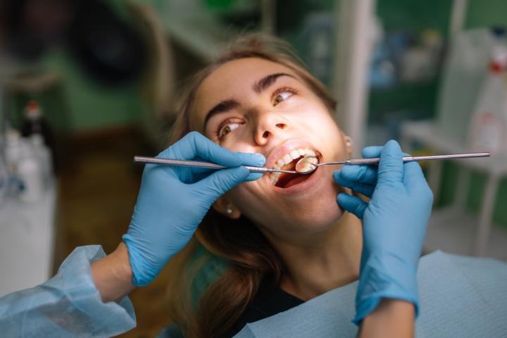 Imagen de una persona en la consulta del dentista.