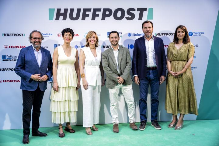 alt="alt="Las ministras Elma Saiz, Pilar Alegría y el ministro Óscar Puente posando en el photocall.""