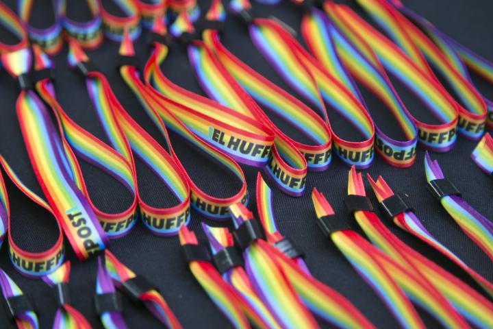alt="alt="Pulseras de 'El HuffPost' para los invitados.""