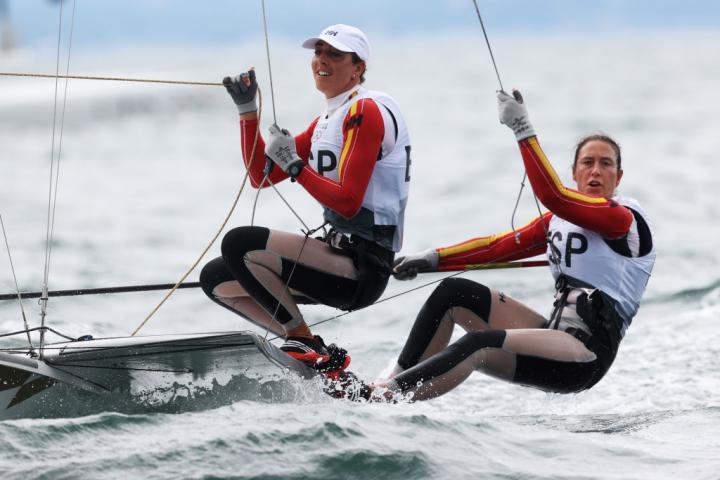 Támara Echegoyen (dcha.) junto a Paula Barceló en plena competición en Tokio 2020