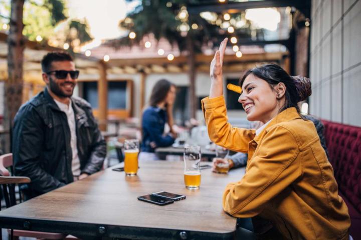 Tomando cerveza en un bar