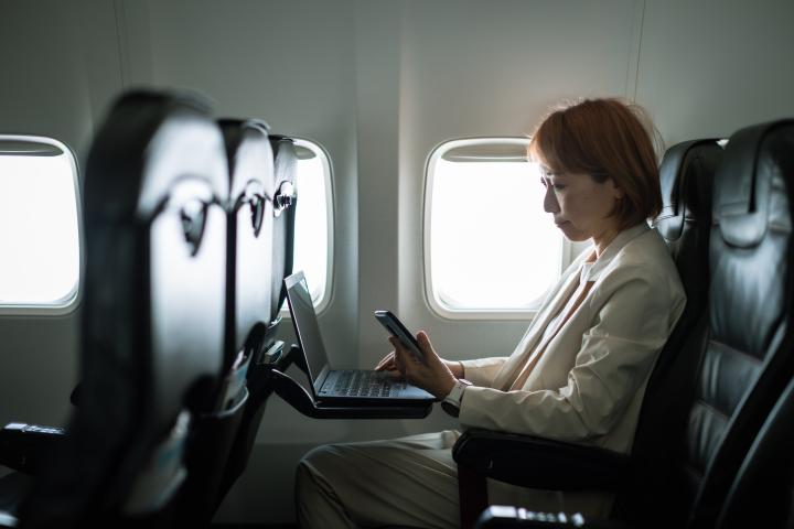 Una mujer en un vuelo comercial.
