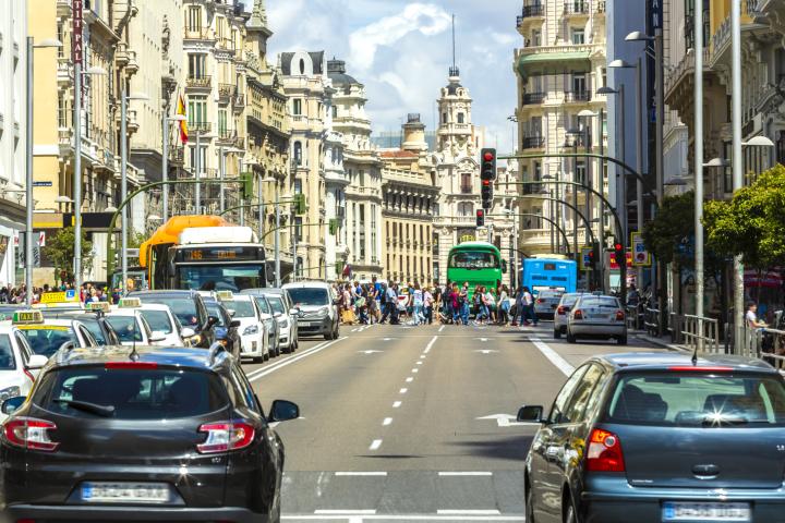 Coches circulando por la Gran vía de Madrid.