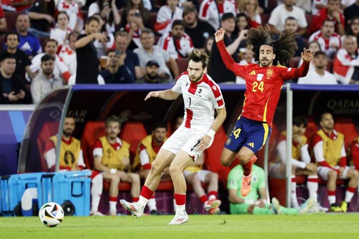 Khvicha Kvaratskhelia se va de Cucurella