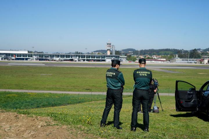 Dos agentes de la Guardia Civil vigilan la pista el aeropuerto de Vigo.