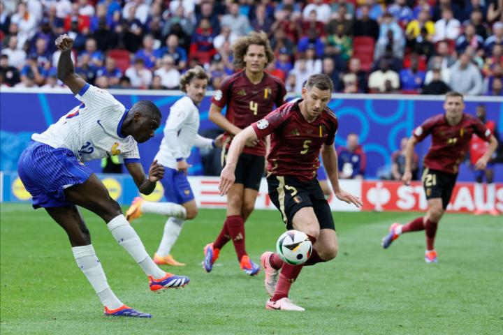 Kolo Muani remata el balón que habría de dar el pase a Francia tras rebotar en Vertonghen