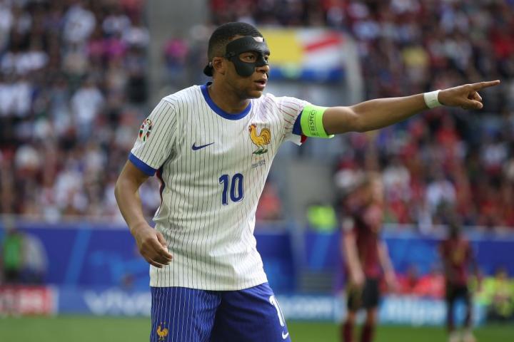 Kylian Mbappé, con su máscara