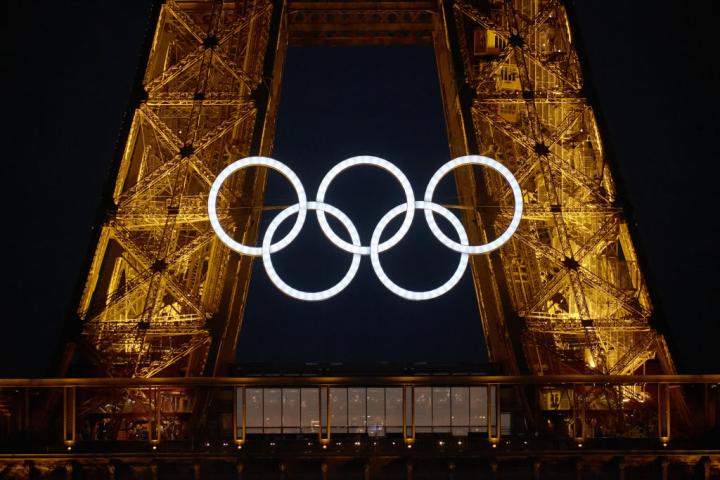 Los aros olímpicos, en mitad de la Torre Eiffel