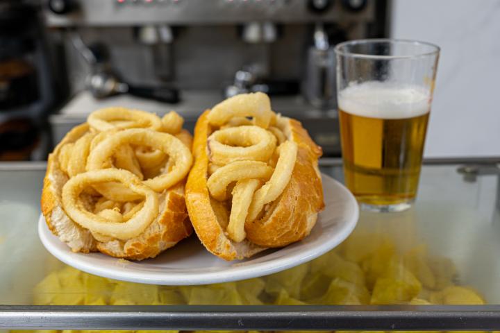 Bocadillos de calamares en la barra de un bar.