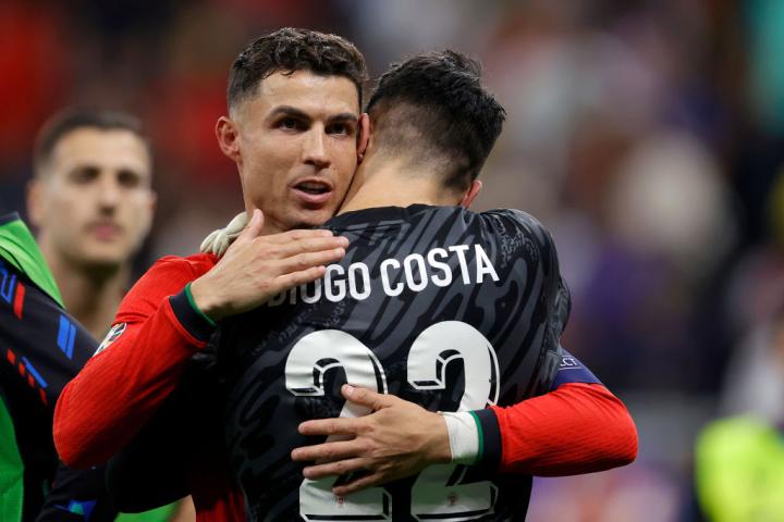Cristiano Ronald y Diogo Costa se saludan después de clasificarse a cuartos después de ganar en la tanda de penaltis.