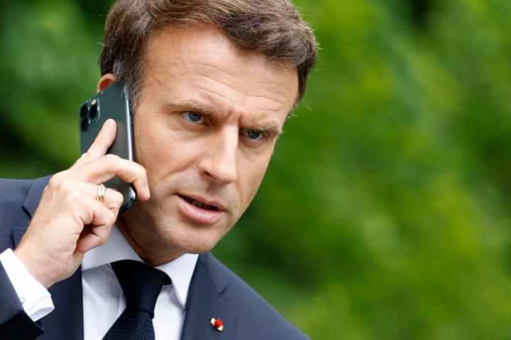 Emmanuel Macron, al teléfono en una imagen de archivo