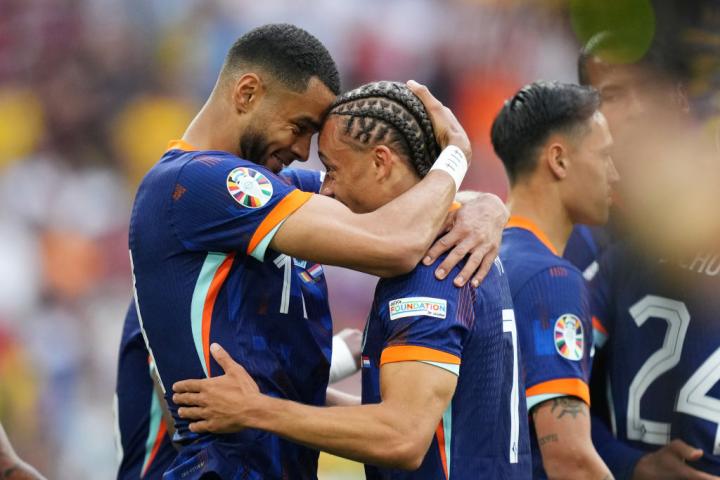 Gakpo y Simons celebran el primer gol a Rumanía