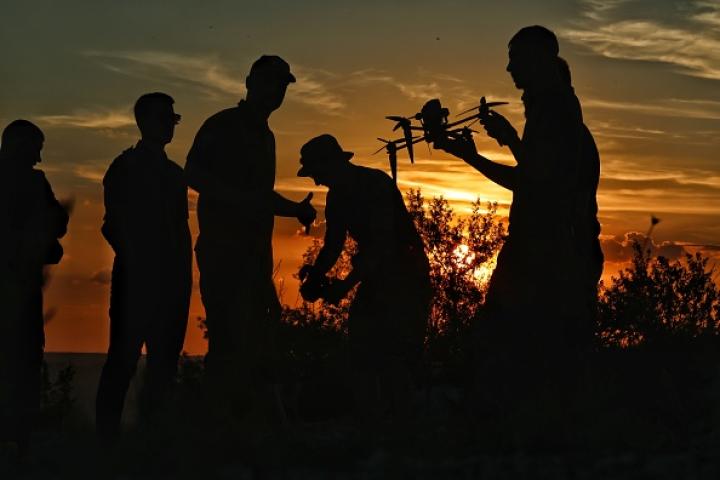 Imagen de archivo de soldados ucranianos operando un dron.
