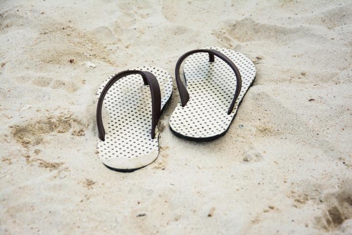 Imagen de archivo de unas chanclas en la playa.