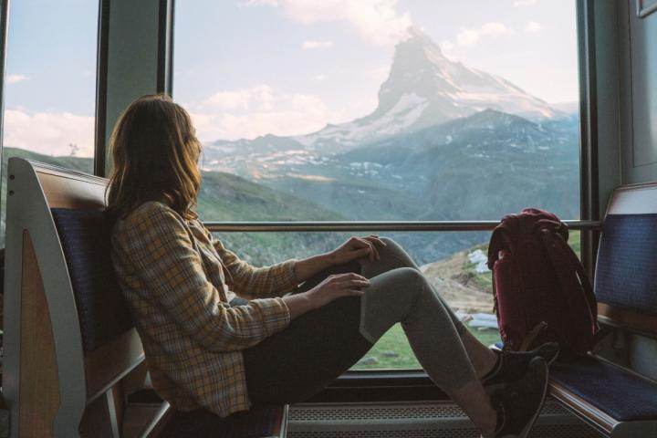 Joven viajando en tren por Europa