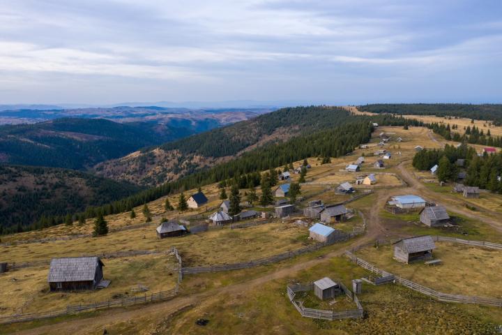 Antiguo pueblo de Transilvania fotografiado en el campo de Rumania, cerca de la ciudad de Cluj