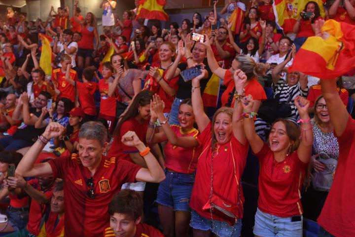 Foto de archivo de aficionados viendo la final del Mundial de fútbol femenino que ganó España.