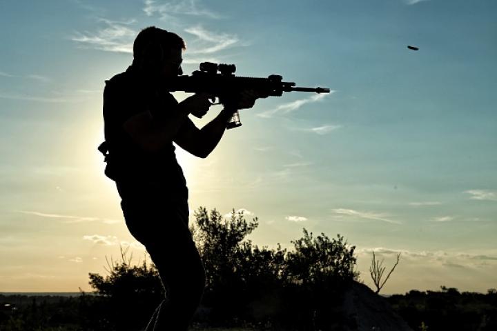 Imagen de archivo de la silueta de un soldado ucraniano, al atardecer, avanzando con un rifle de asalto en algún punto en Donetsk (Donbás).