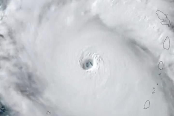 Momento de la formación del huracán Beryl, a su paso por EEUU.