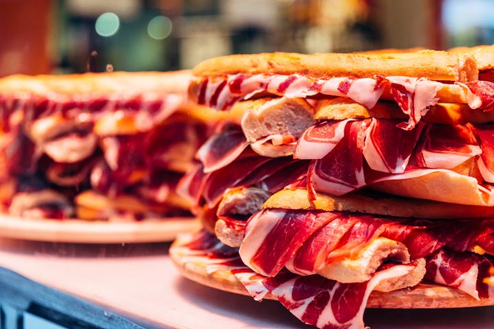 Unos bocadillos de jamón.