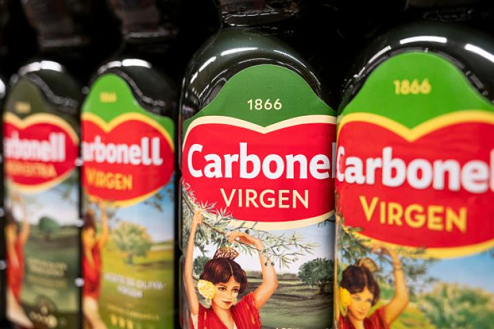 Imagen de archivo de botellas de aceite de oliva virgen de la marca Carbonell.