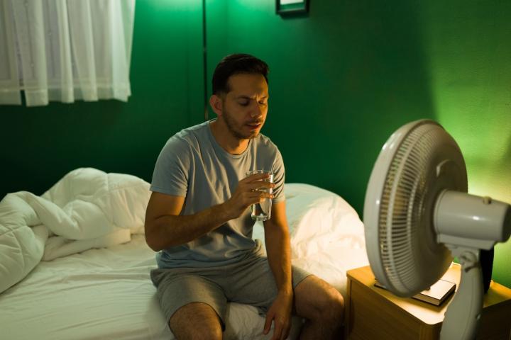 Poner el ventilador toda la noche para no pasar calor tiene sus efectos sobre la salud.