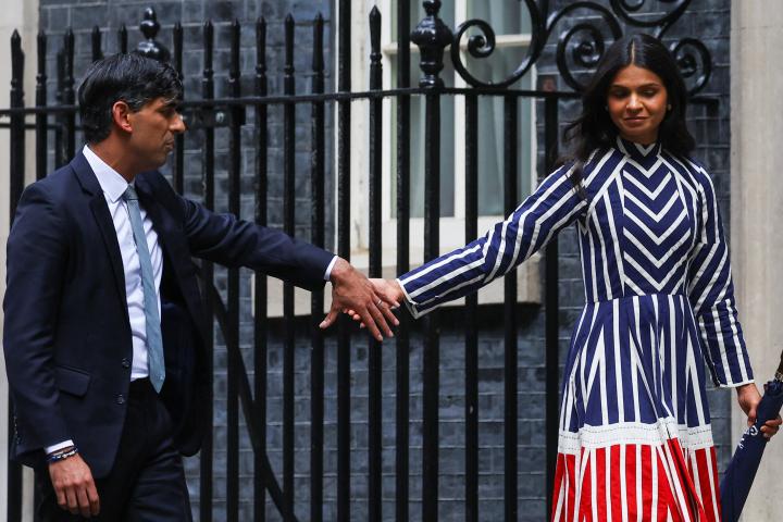 Akshata Murty, tomando la mano del 'expremier' de Rishi Sunak, tras anunciar su salida ante la derrota electoral histórica frente al laborismo.