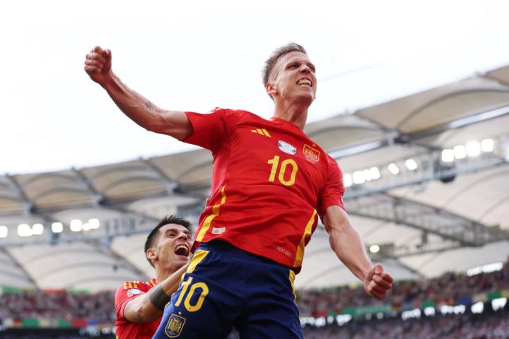 Dani Olmo celebra su gol a Alemania