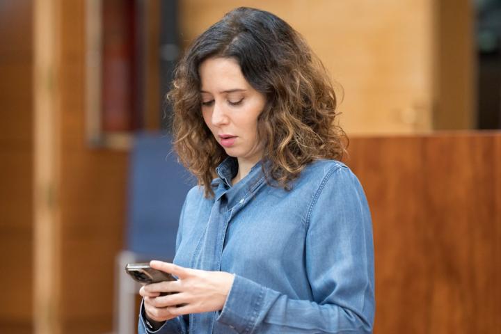 Foto de archivo de Ayuso con el teléfono móvil.