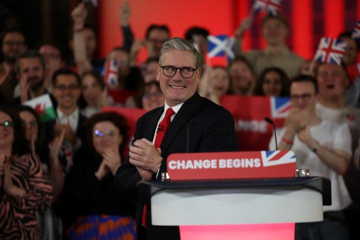Keir Starmer, líder del Partido Laborista, celebra la victoria electoral en Reino Unido.